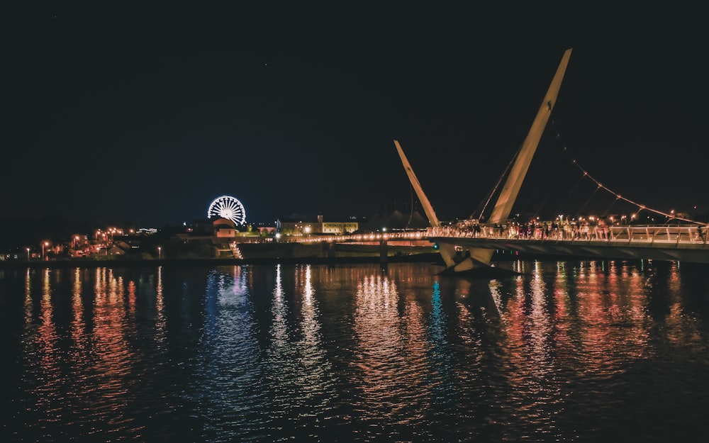 Ciudad y mar durante la noche