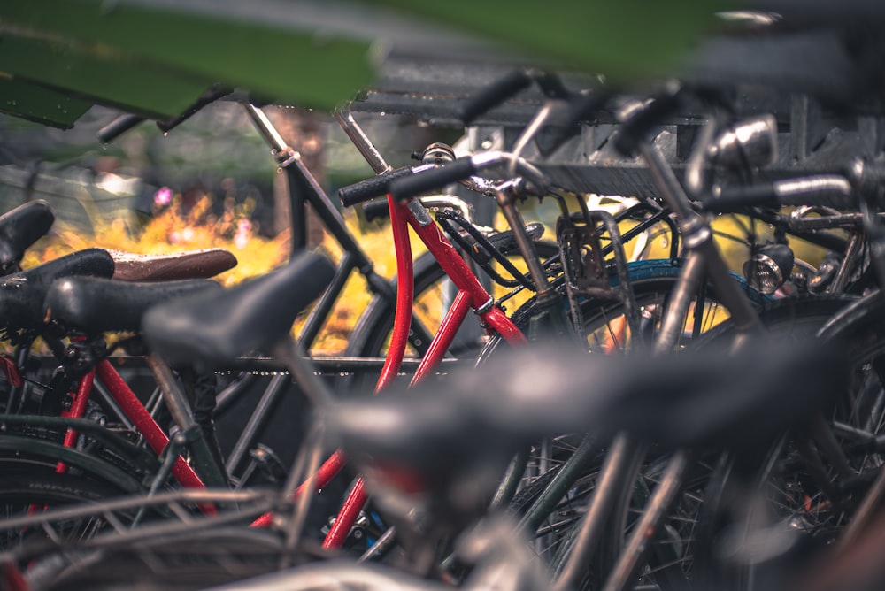 bici da città rossa parcheggiata