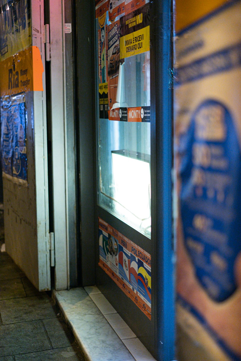 uma fileira de máquinas de venda automática sentadas uma ao lado da outra