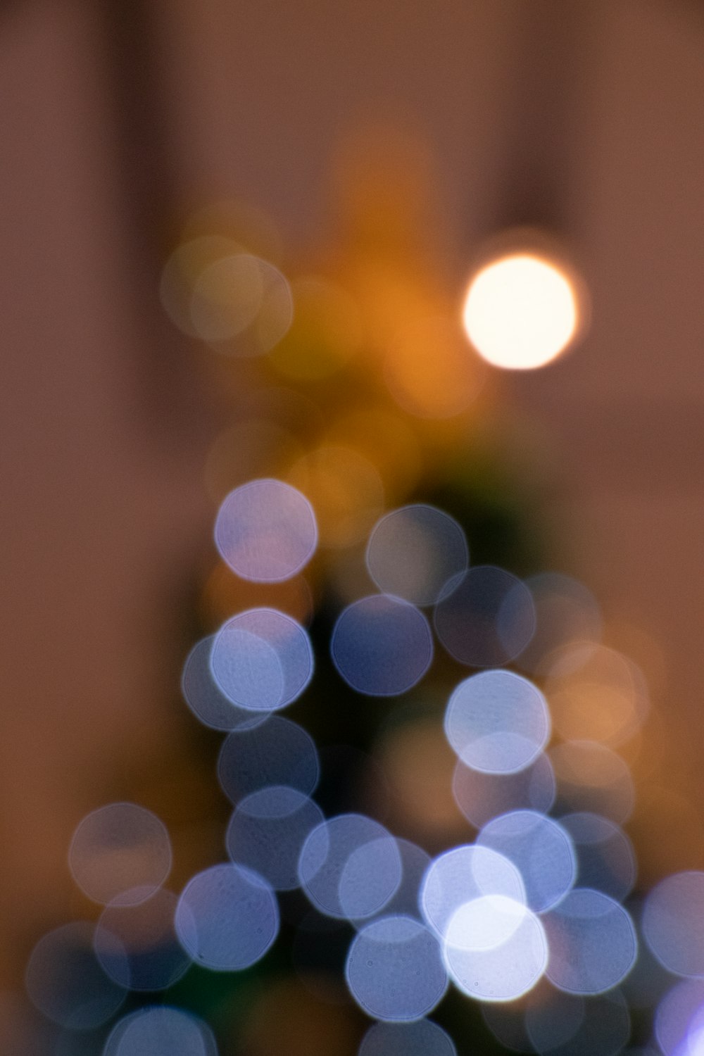 Una foto borrosa de un pequeño árbol de Navidad