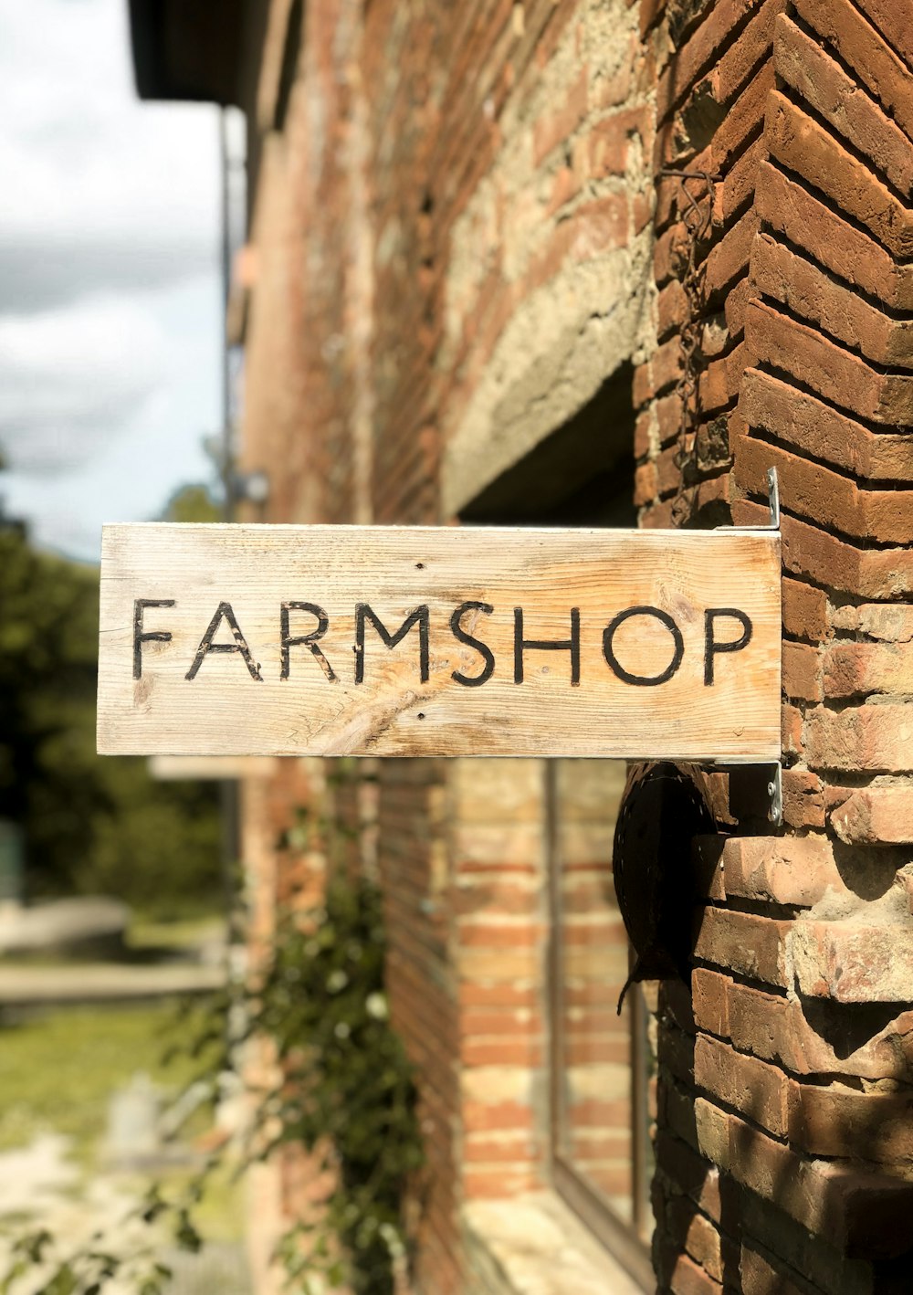 sinalização de madeira marrom Farmshop na parede