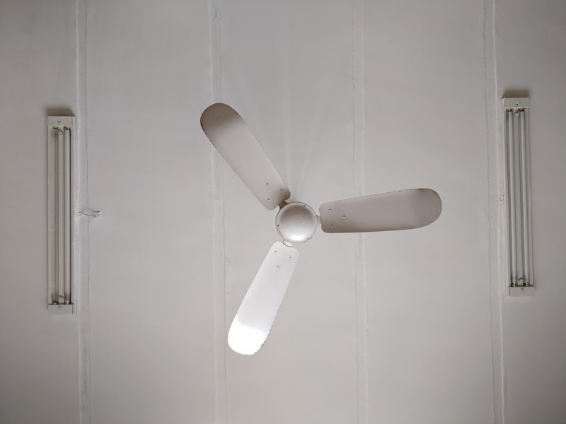 Ventilador de techo blanco de tres aspas visto desde abajo
