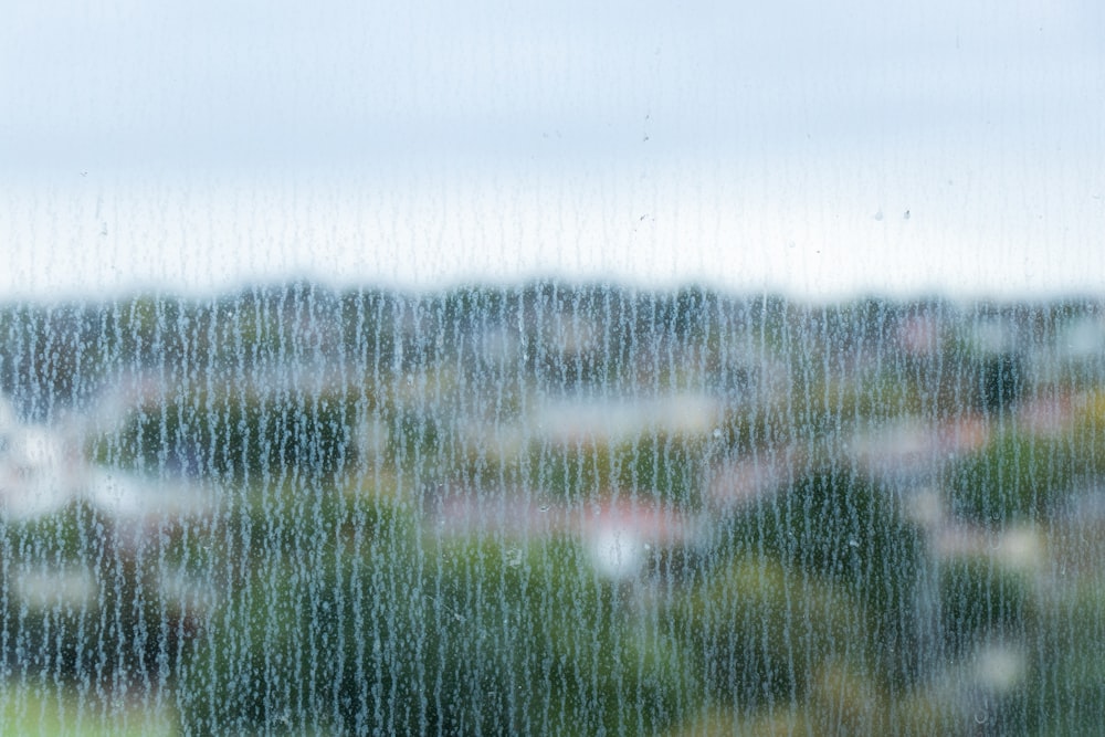 uma vista de uma cidade através de uma janela