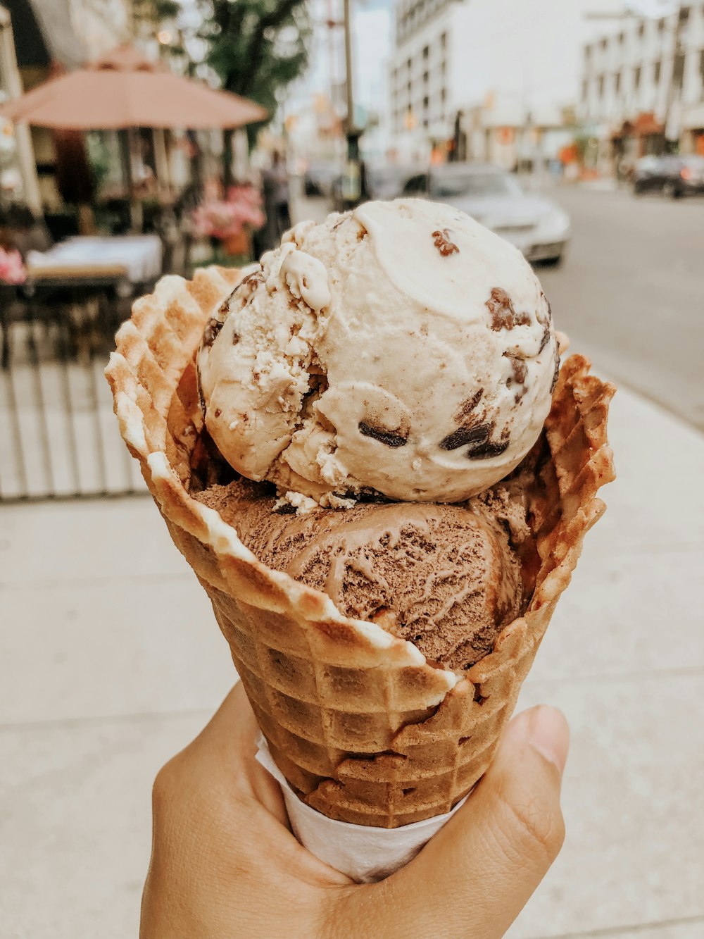 Persona sosteniendo un helado en el cono