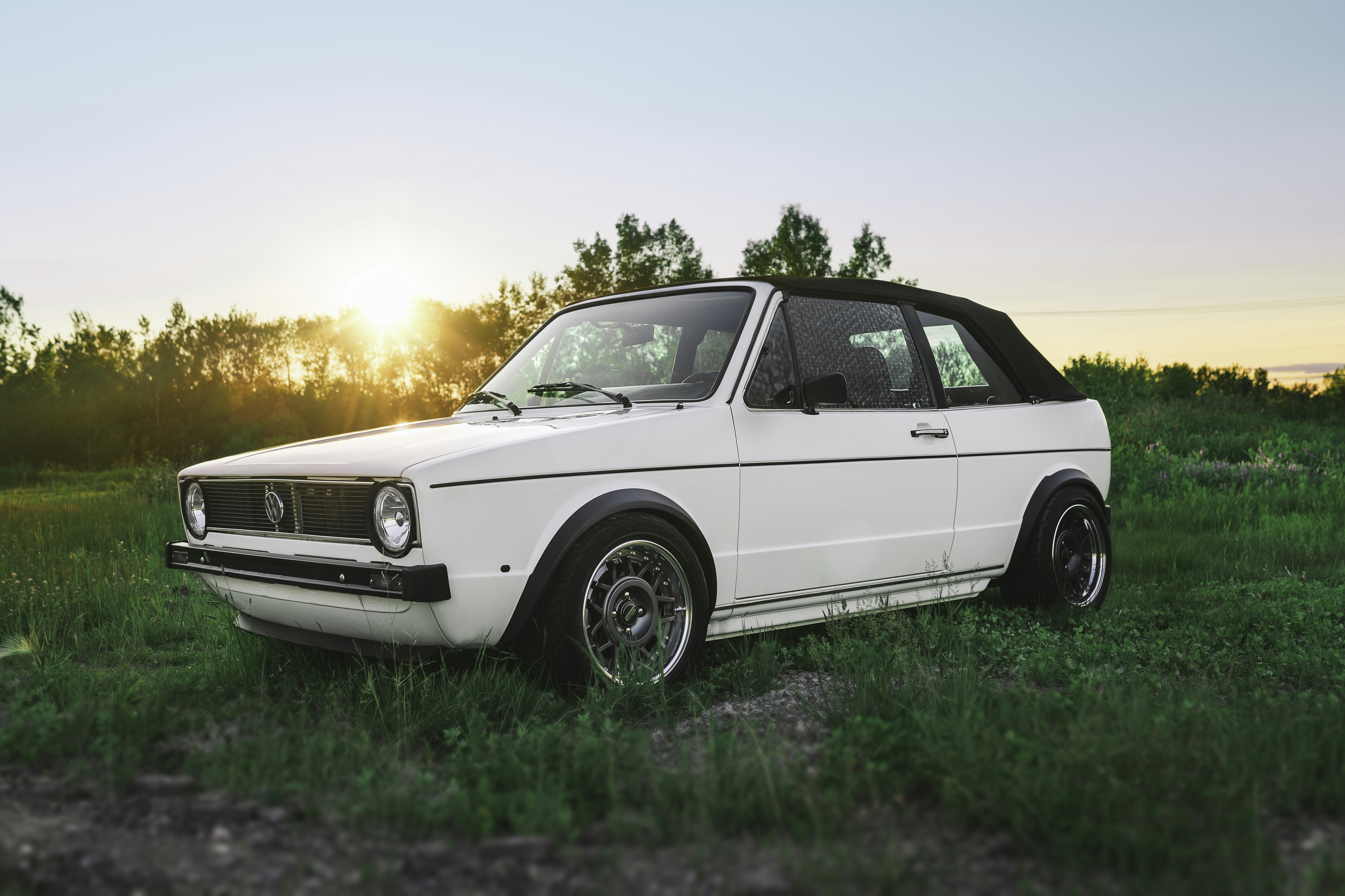 Hatchback a 3 porte bianca su campo erboso