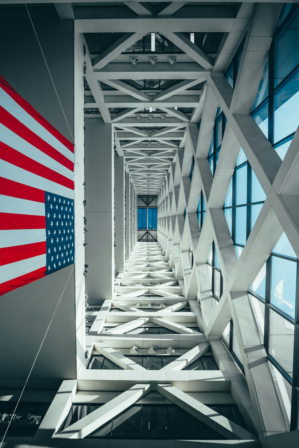 Drapeau des États-Unis accroché à l’intérieur du bâtiment
