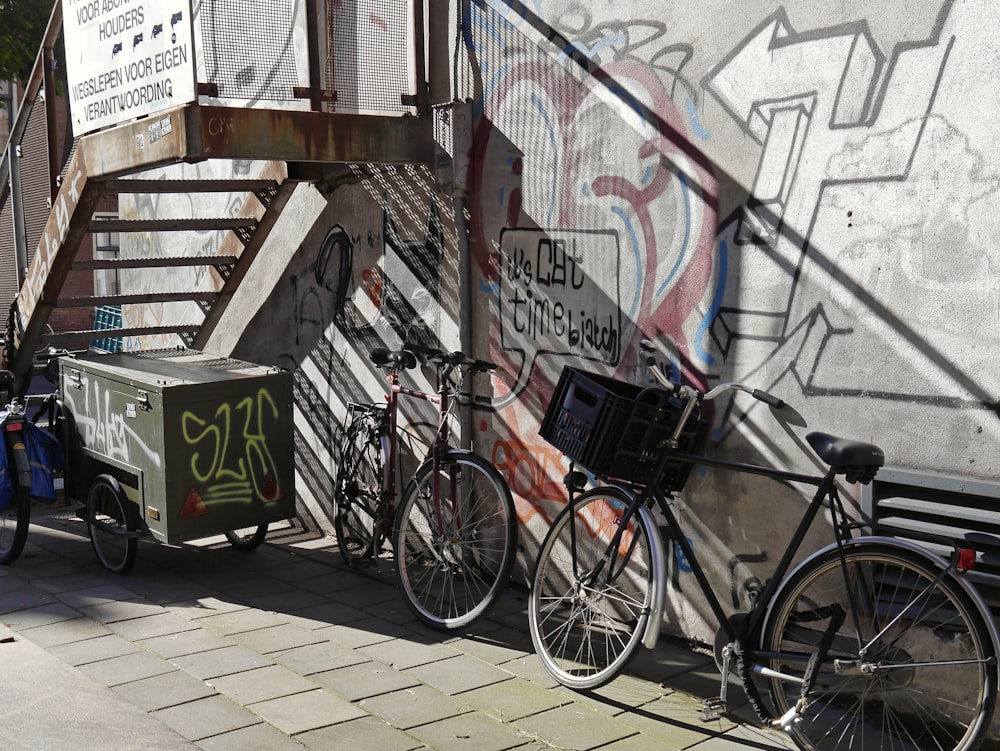 bicicletas estacionadas na parede