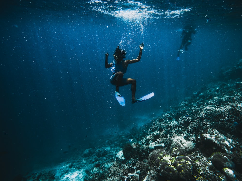 mujer buceando bajo el agua