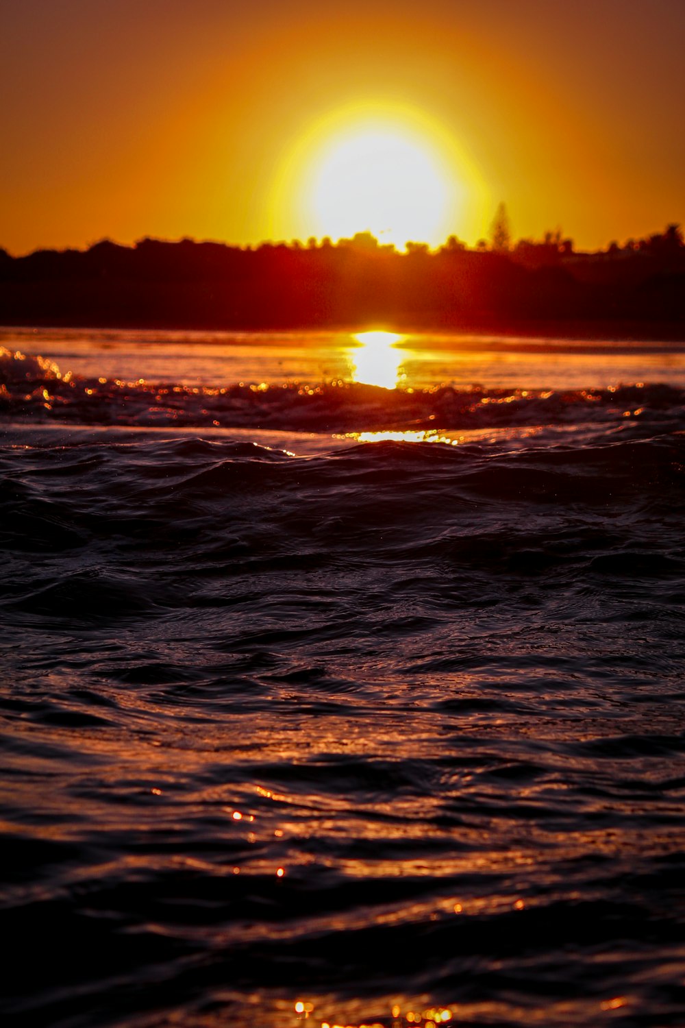 Macrophotographie de plan d’eau sous un ciel orange