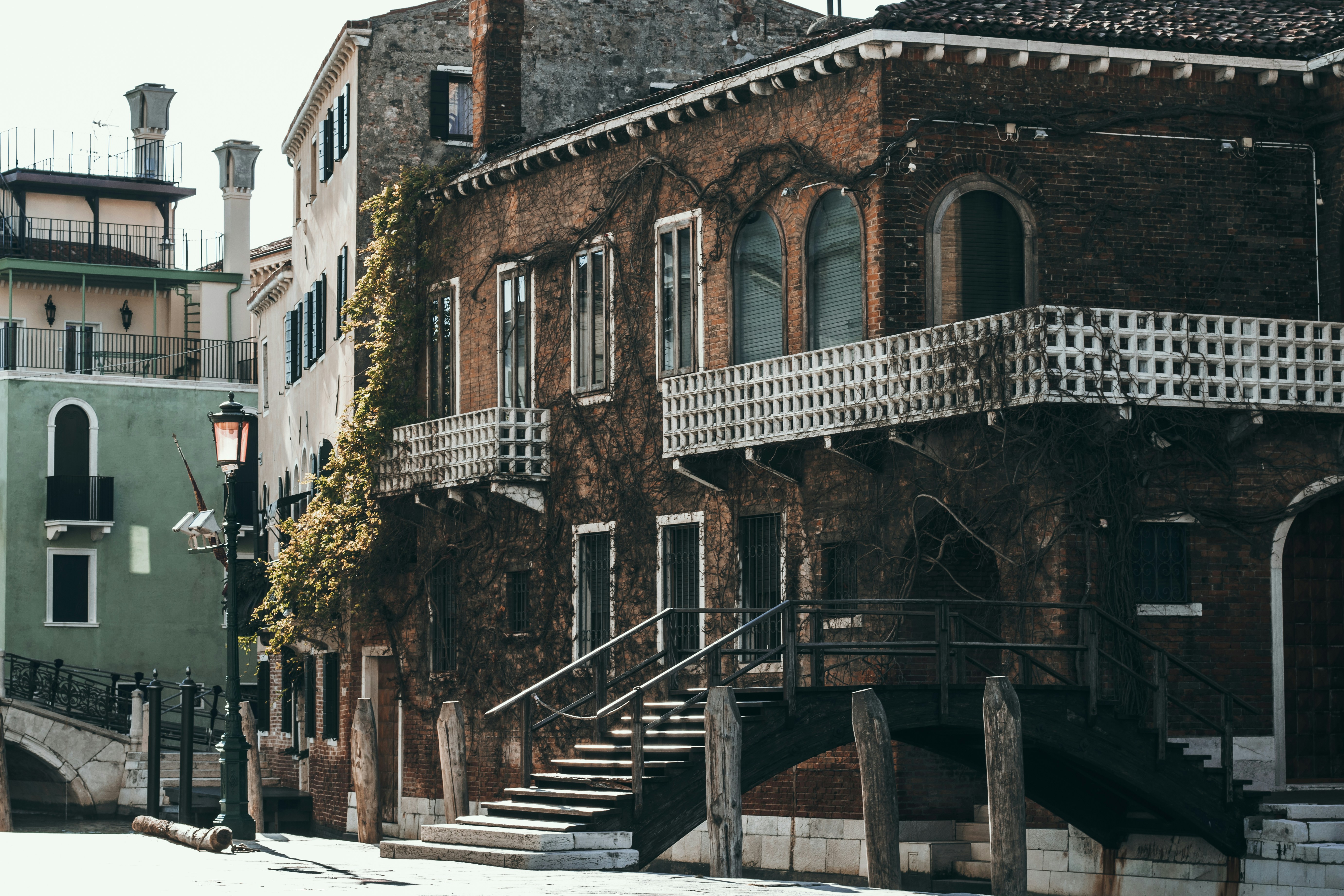 Braunes und graues Betongebäude tagsüber