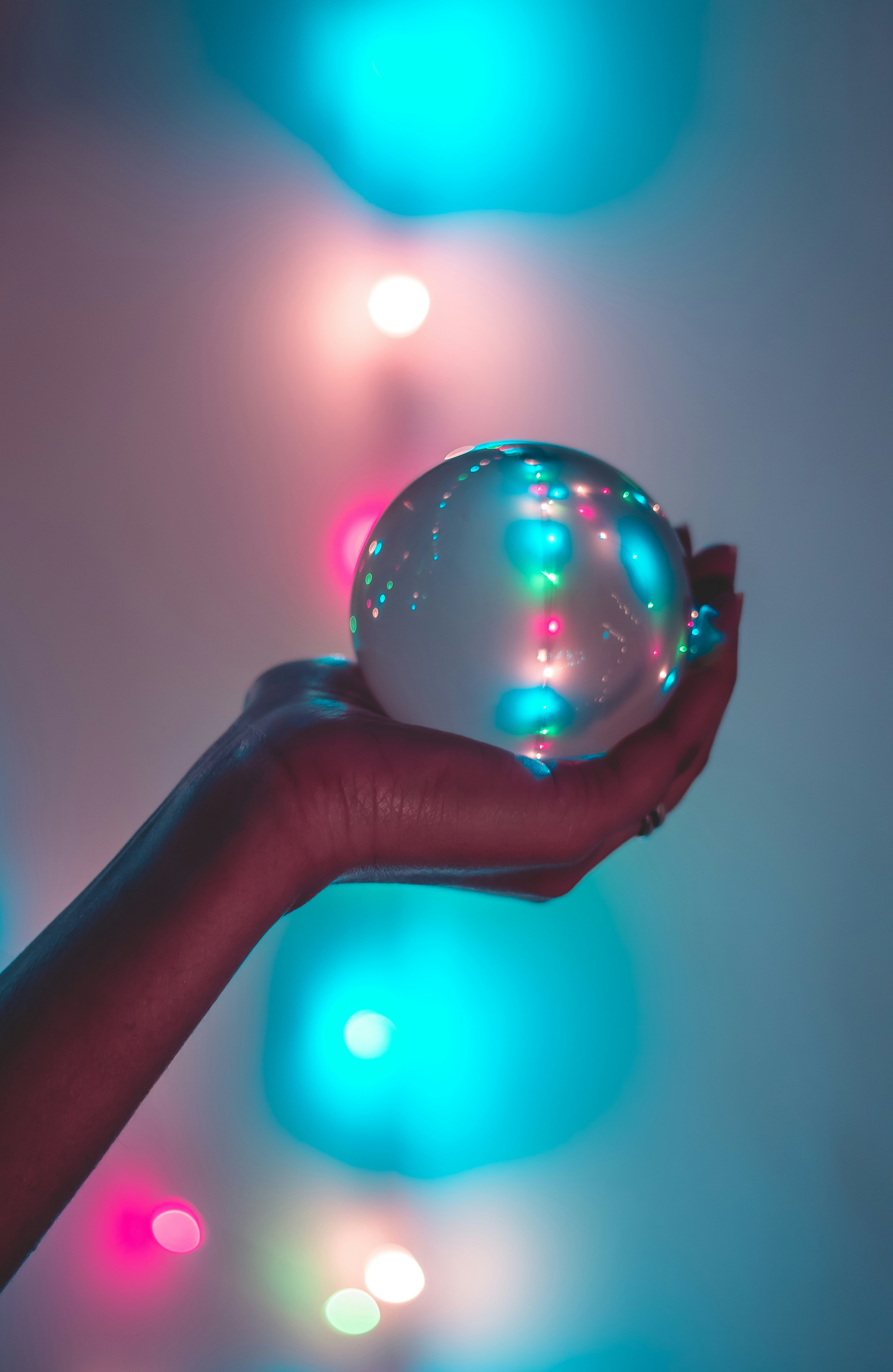 水晶玉を持っている人の写真 Unsplashで見つけるフレアの無料写真