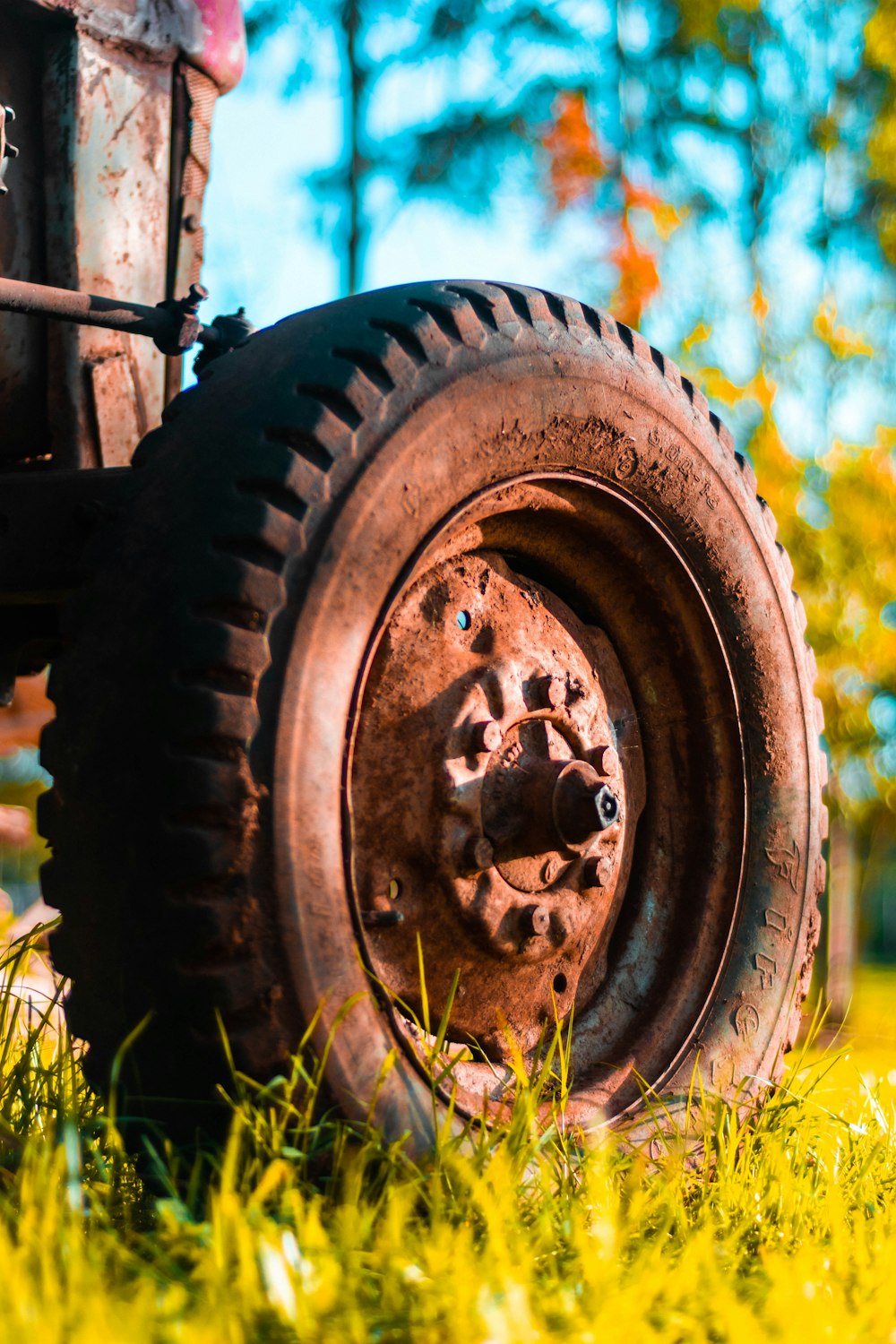 brown tractor on grass field during day photo – Free Tire Image on Unsplash