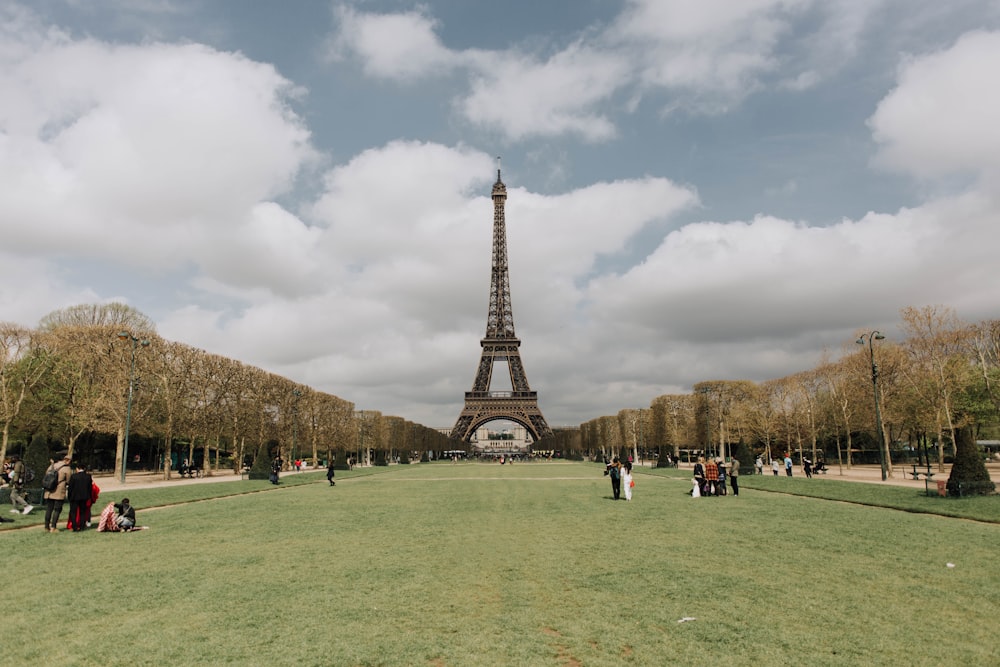 personas cerca de la Torre Eiffel