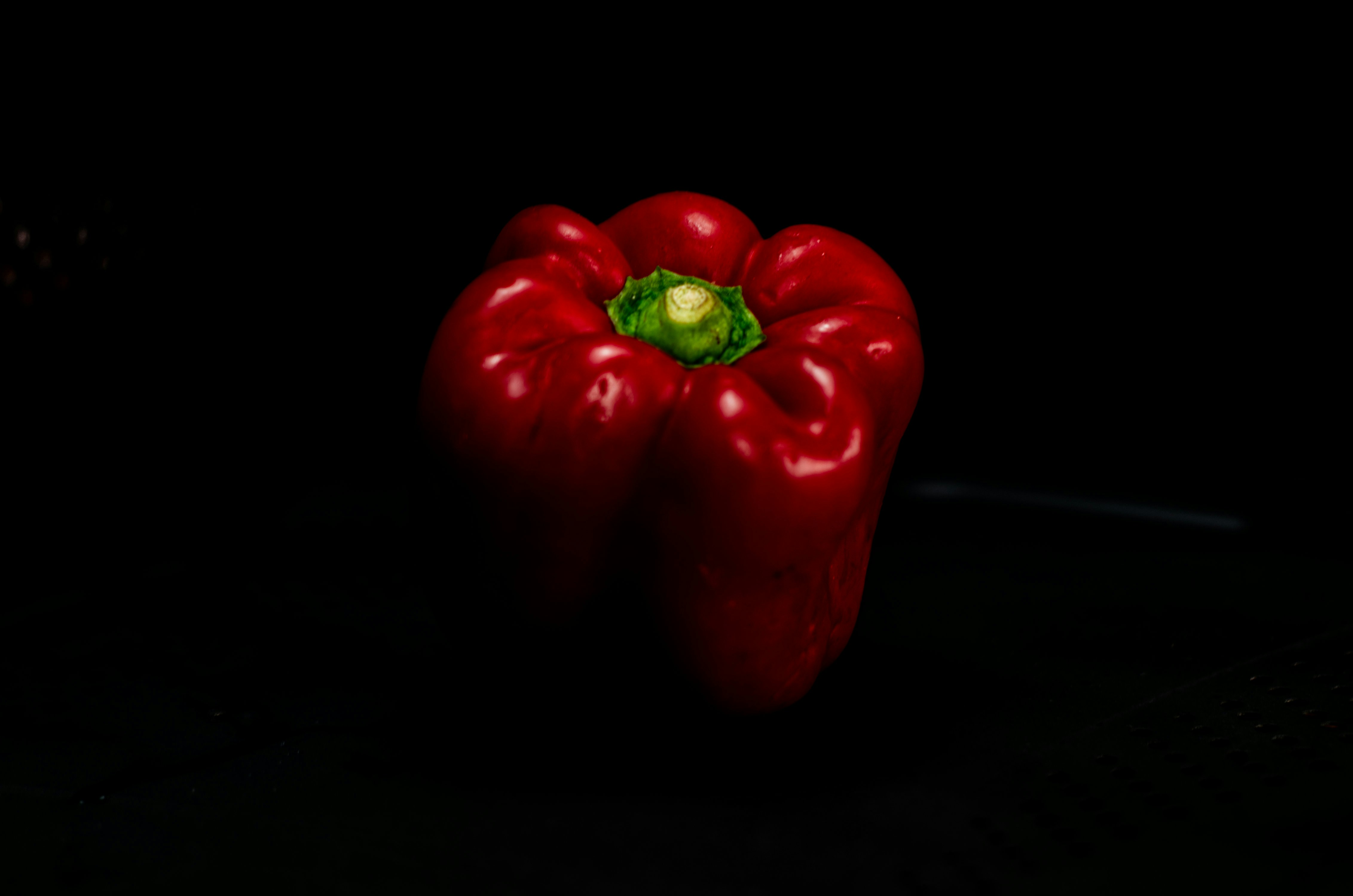 Selektive Fokusfotografie von roter Paprika