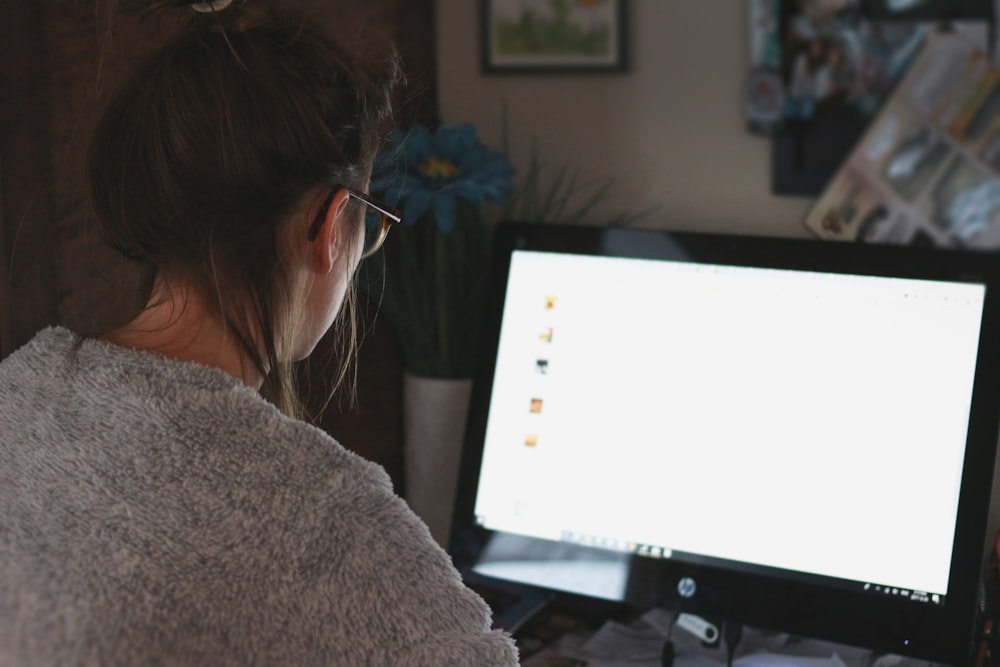 Mujer frente al monitor de la computadora