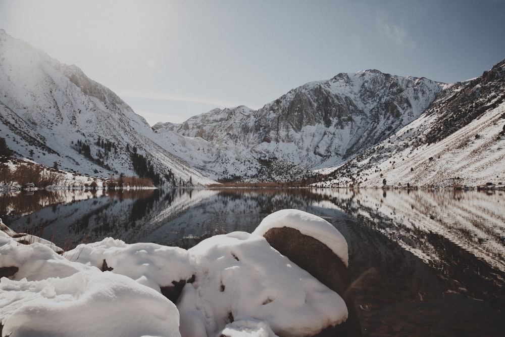 montagne glaciali durante il giorno