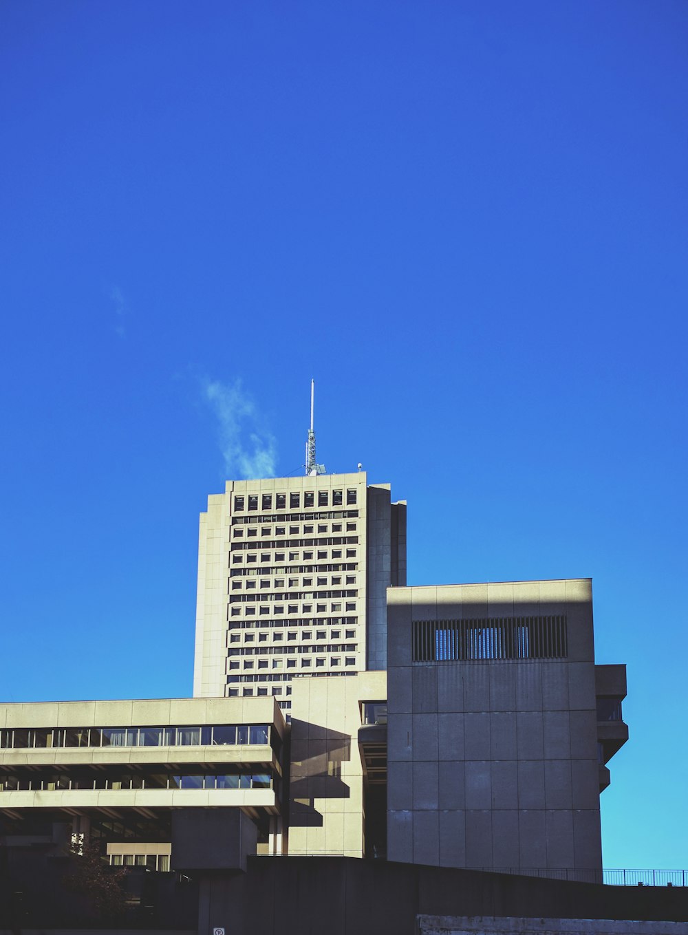 edificio in cemento grigio durante il giorno