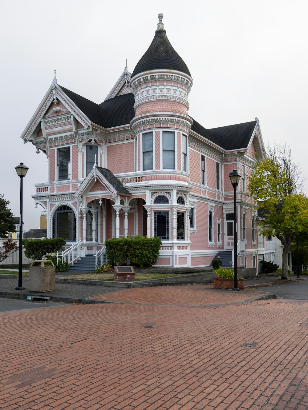 낮에는 가로등 기둥과 도로 근처의 흰색과 분홍색 집