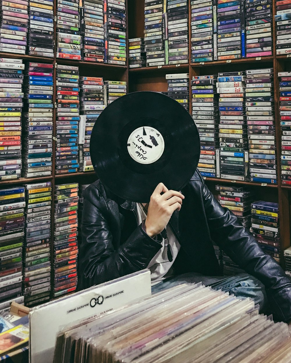 Persona sosteniendo un disco de vinilo negro