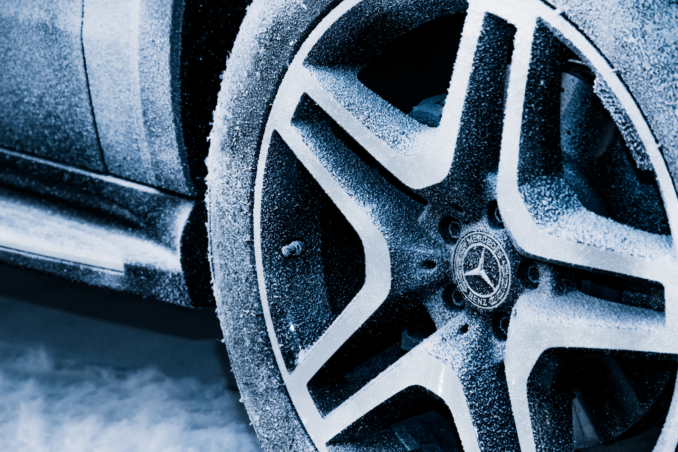 Flat Tire on the Highway: Change It or Call for Help?