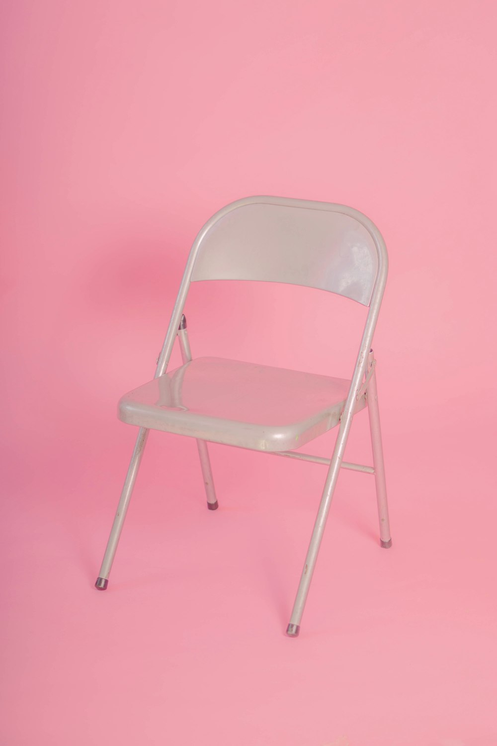 silla plegable de metal blanco