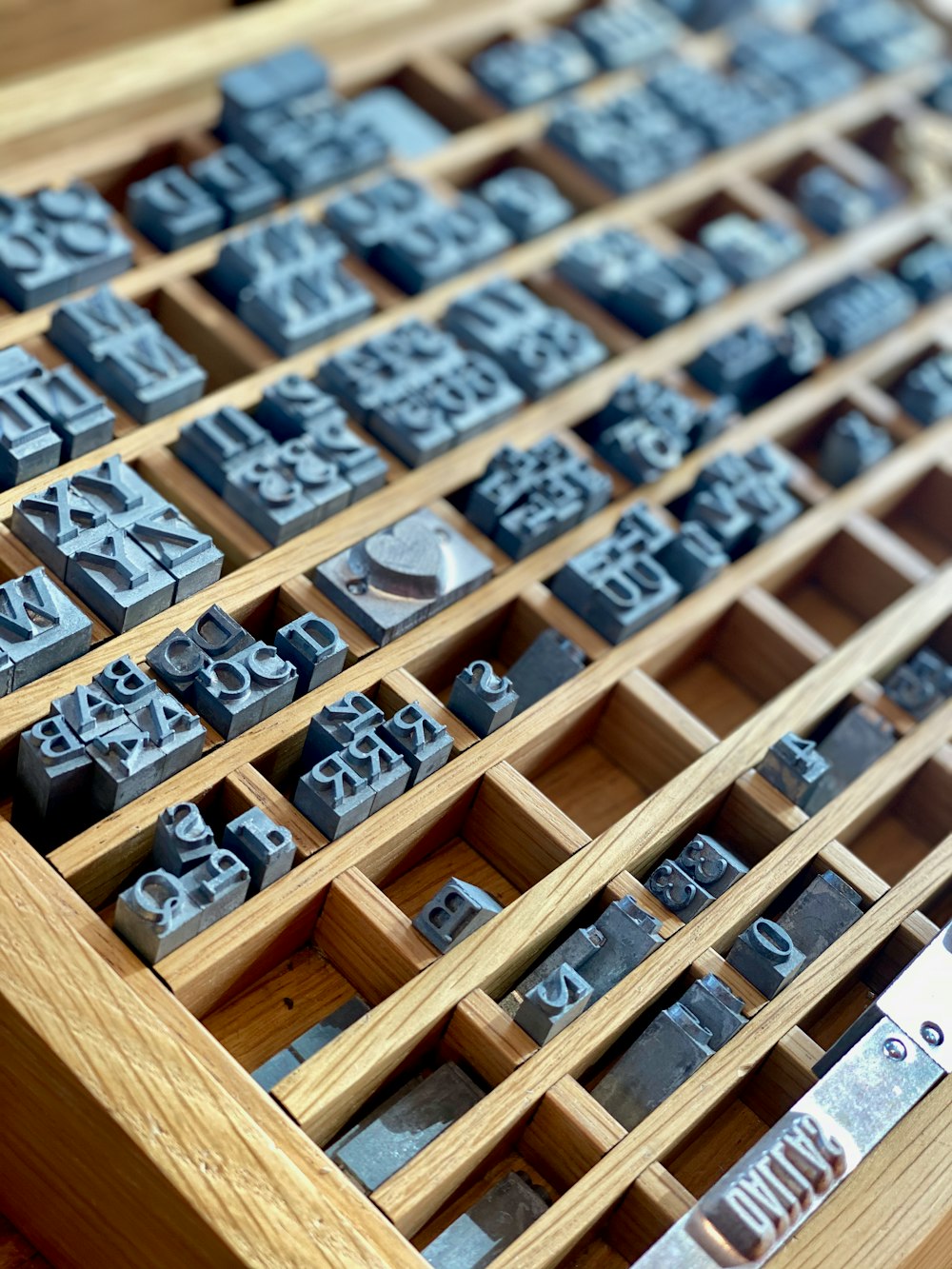 Letras de sello gris con caja