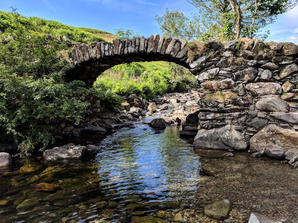 mini ponte in cemento grigio durante il giorno