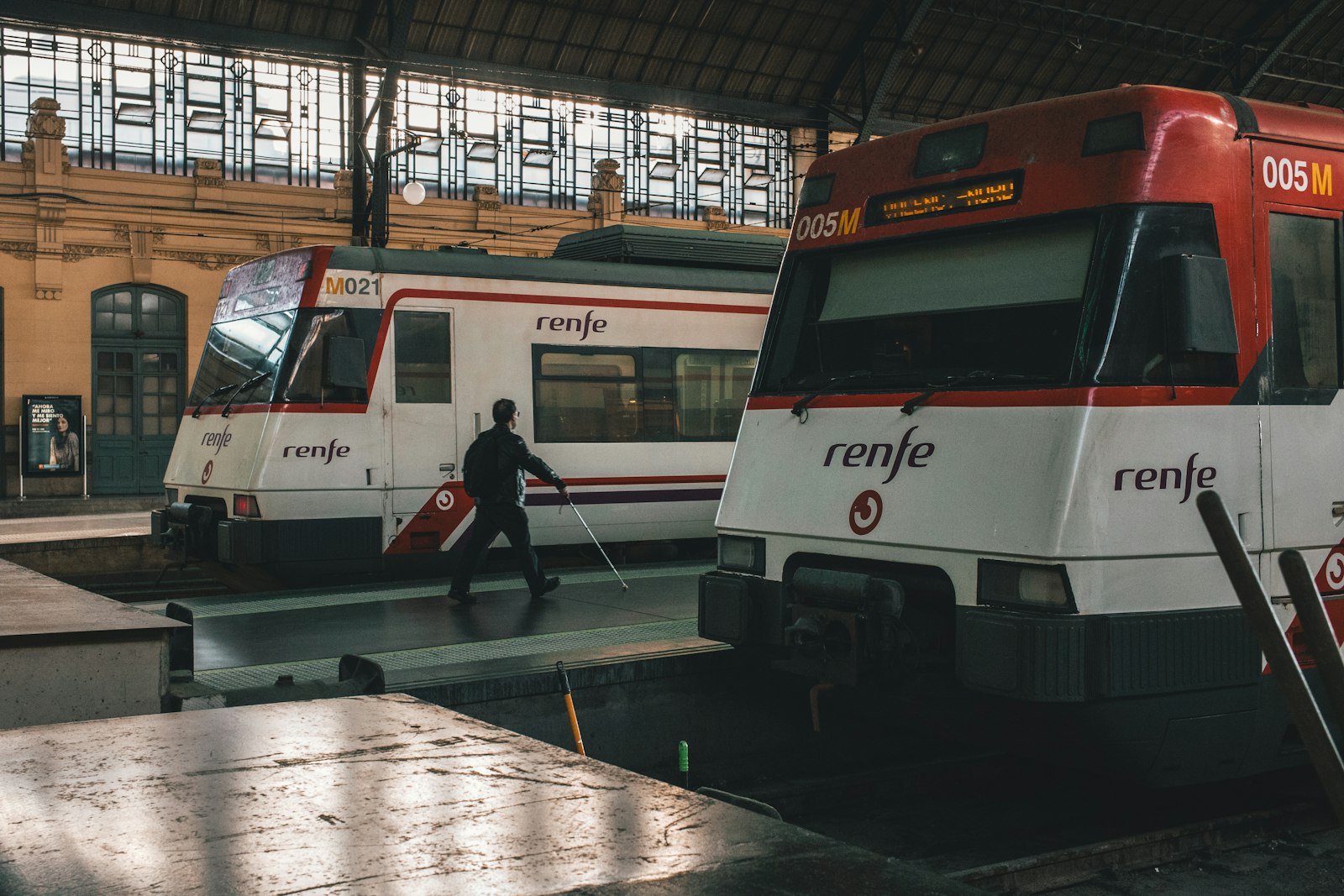Leica M10-P sample photo. White and red renfe photography