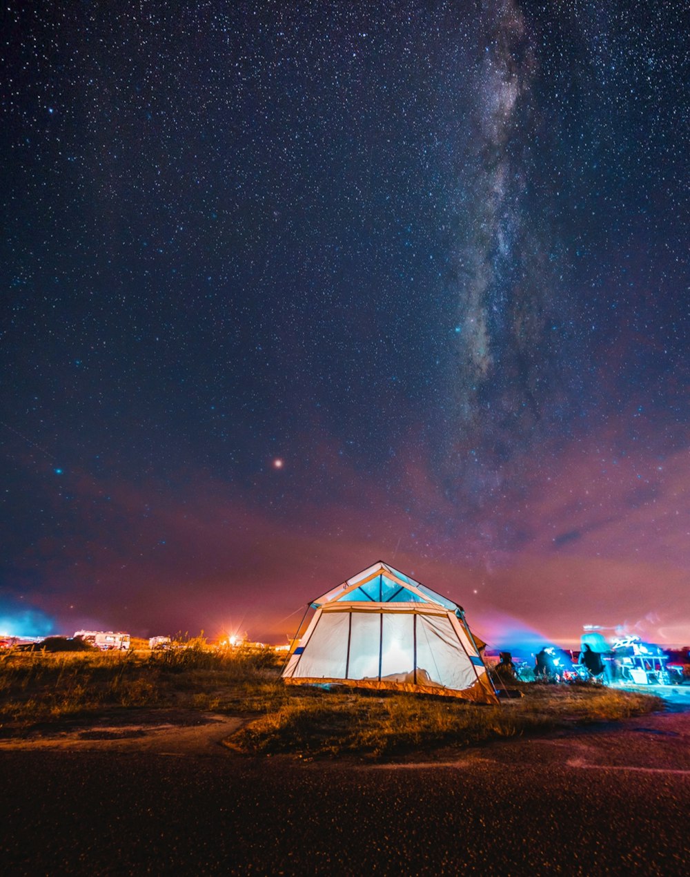 夜の野原でのテント
