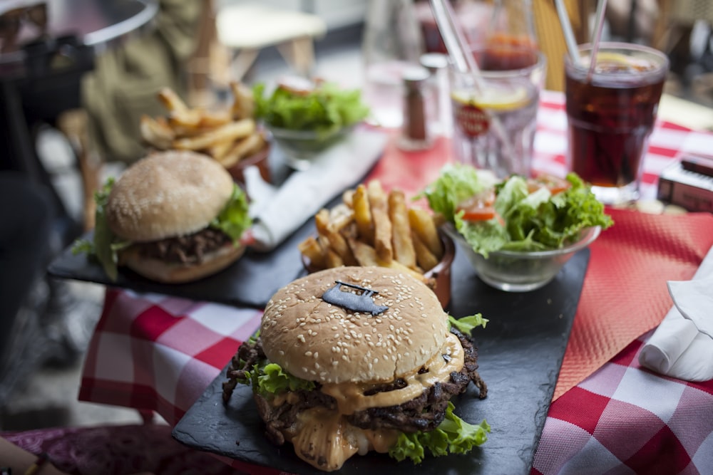 hambúrgueres ao lado de batatas fritas