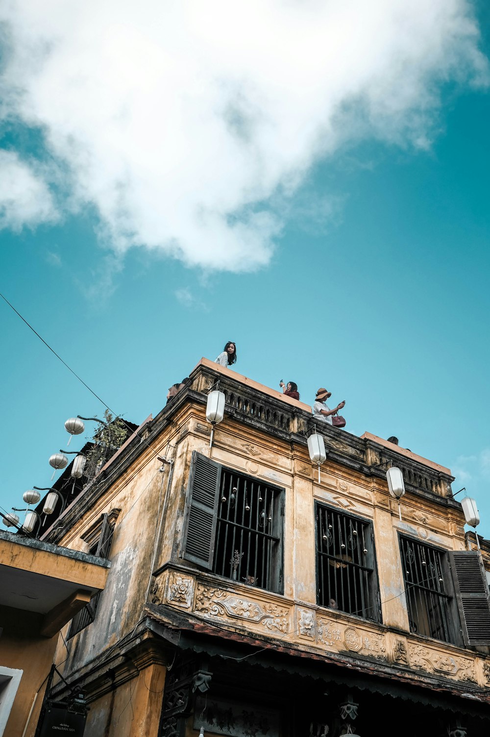 pessoas no telhado de um edifício durante o dia