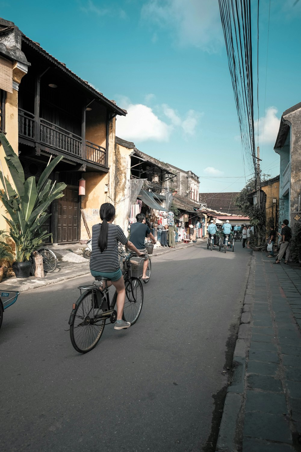 personas en las calles cerca de los edificios durante el día