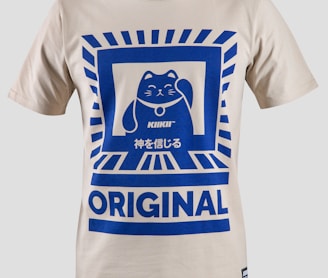 white and blue cat-printed crew-neck T-shirt