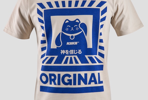 white and blue cat-printed crew-neck T-shirt