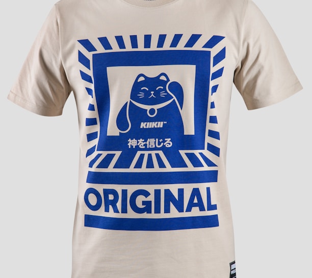 white and blue cat-printed crew-neck T-shirt