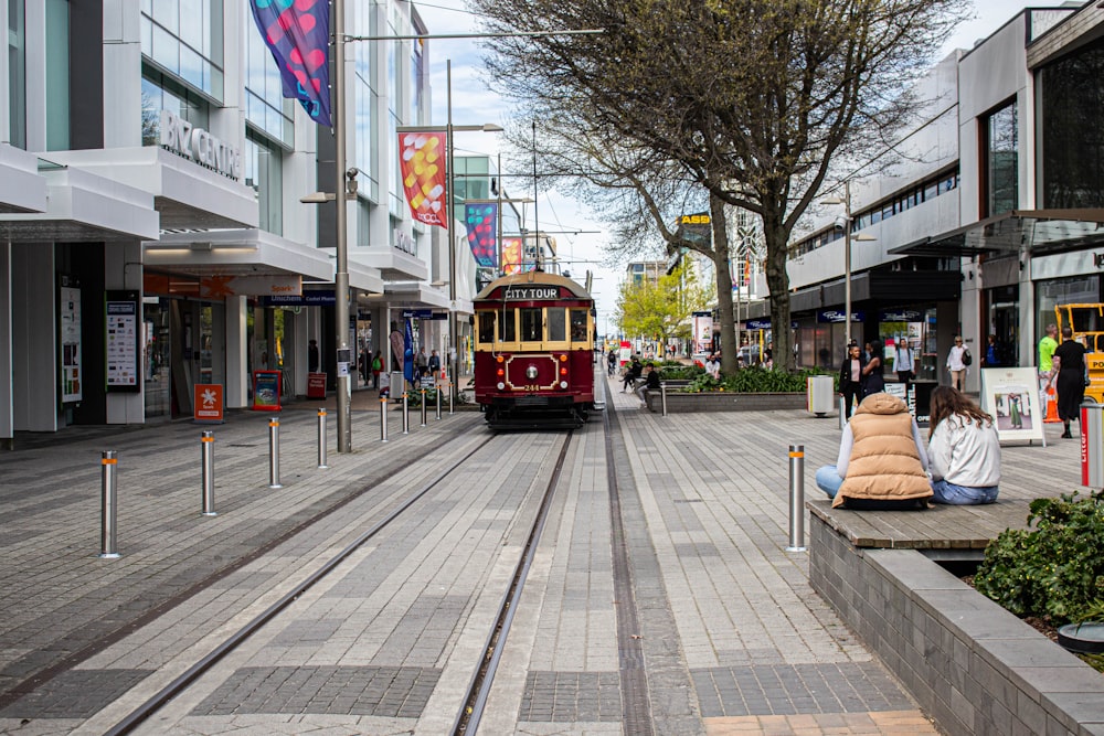 Tramway passant par les rues de la ville pendant la journée