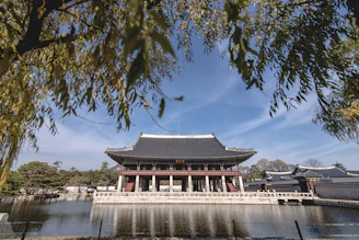 Elegant photo of Cheongnamdae’s tranquil lakeside villa at dawn.