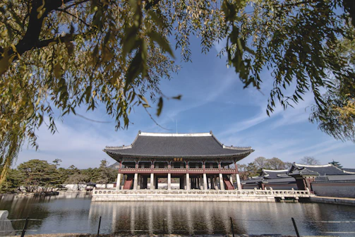 Elegant photo of Cheongnamdae’s tranquil lakeside villa at dawn.