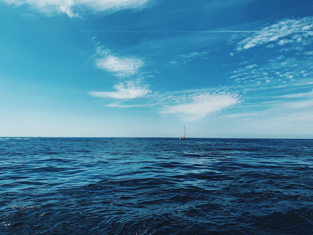 昼間の海に浮かぶボート