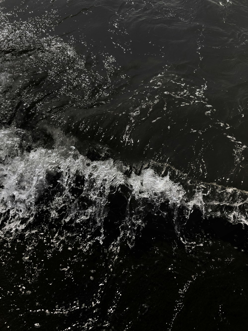 Une photo en noir et blanc de l’eau