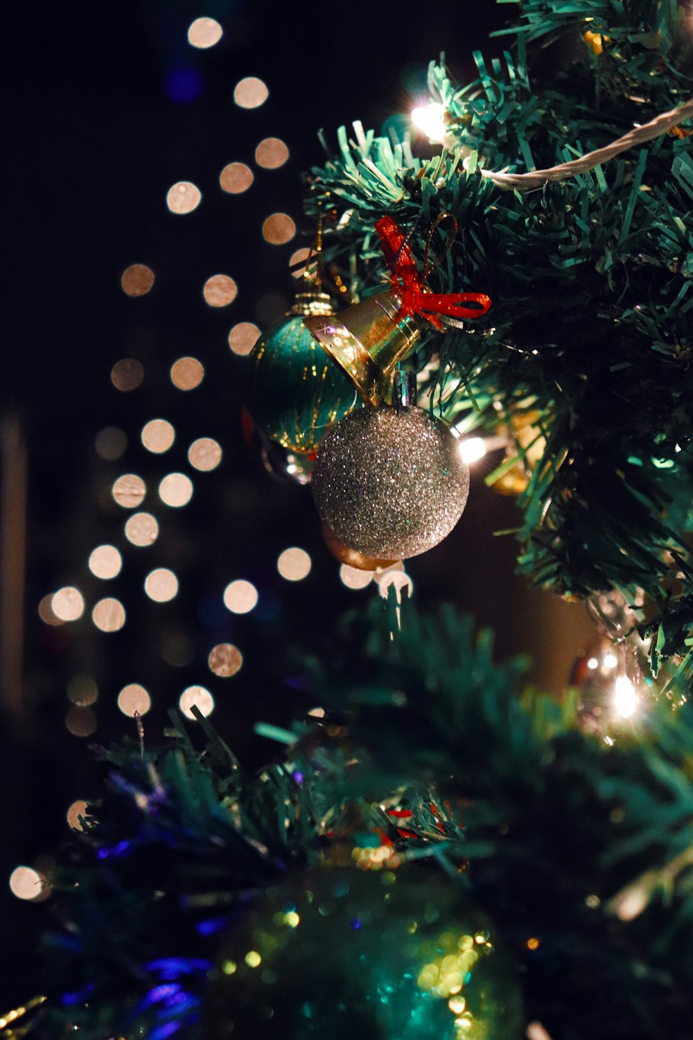fotografía de enfoque selectivo de adornos grises en el árbol de Navidad