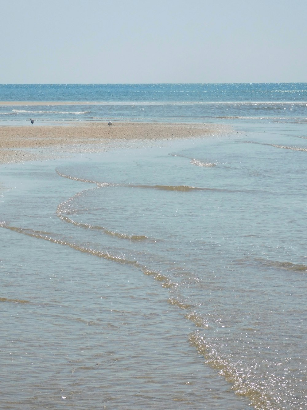 waves crashing on shore during daytime