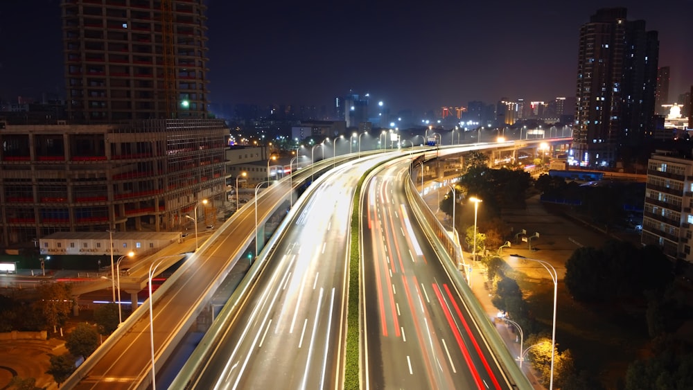 Una calle de la ciudad llena de mucho tráfico por la noche