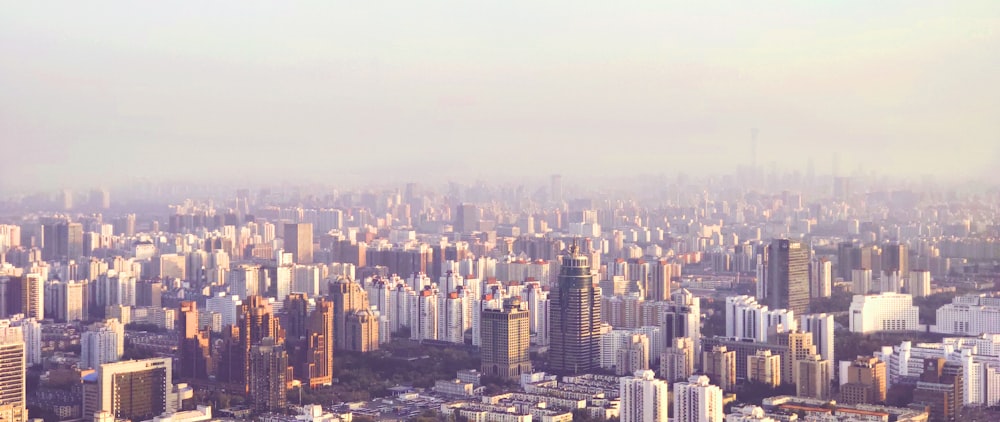 foto aérea da paisagem urbana durante o dia