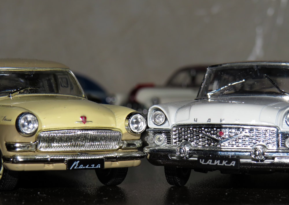 Dos modelos de coches de juguete fundidos a presión blancos y amarillos