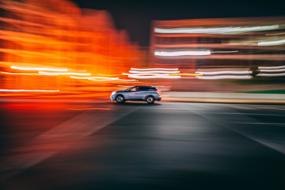 Photographie en accéléré d’une voiture en marche