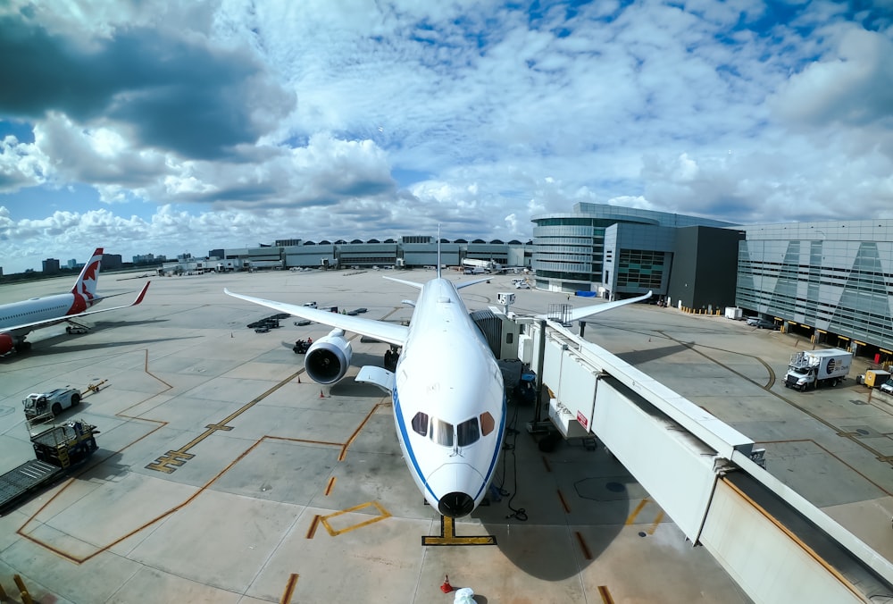 昼間の空港の白い飛行機