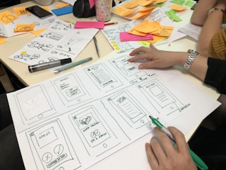 Persona diseñando en un papel