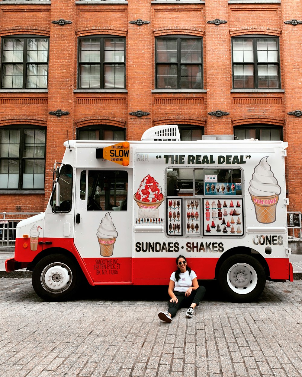 mulher apoiada no food truck