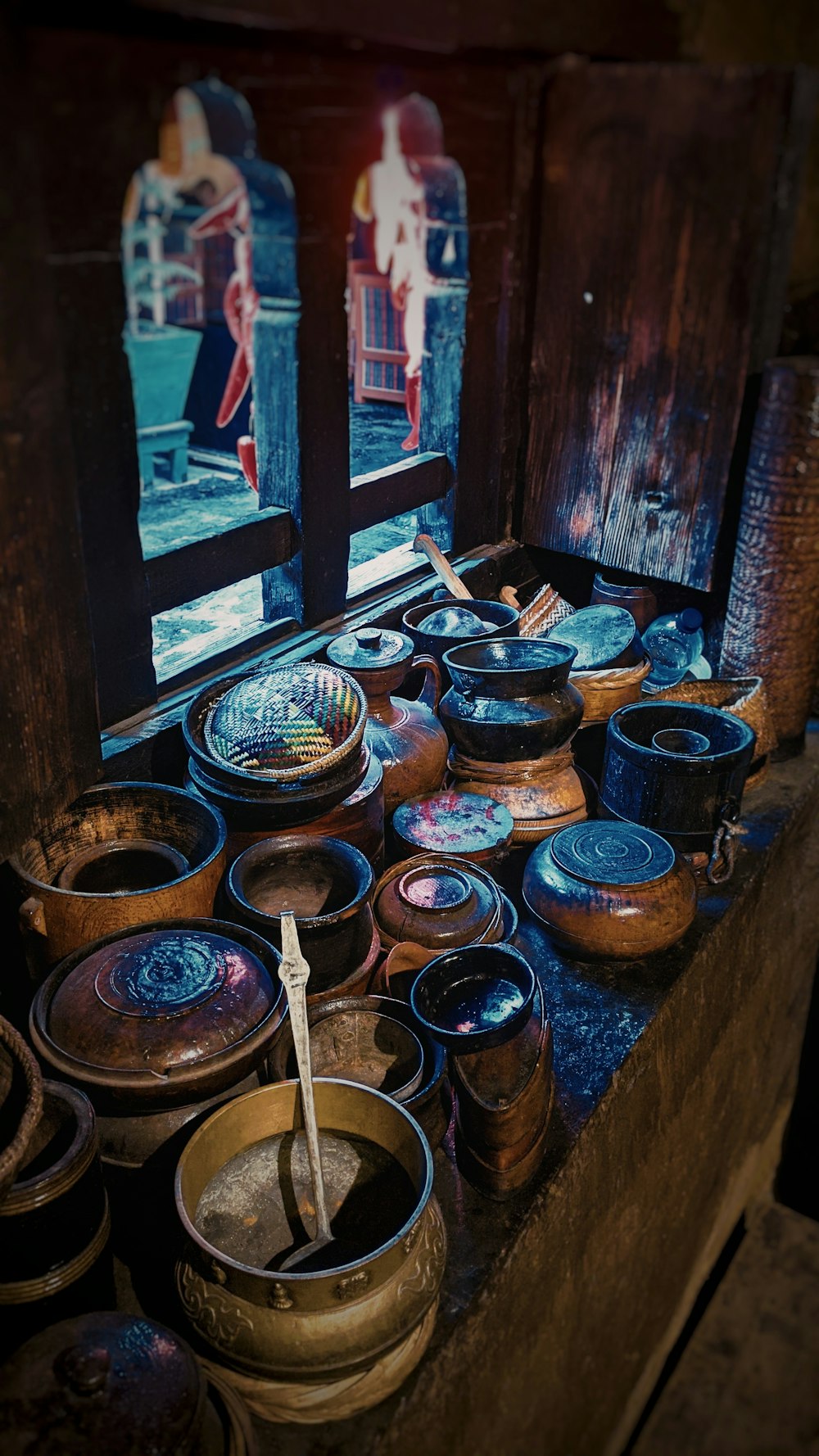 macetas marrones colocadas junto a la ventana